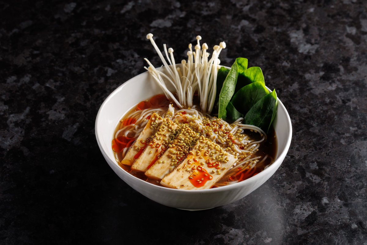 Мисо-суп с пшеничной лапшой и тофу