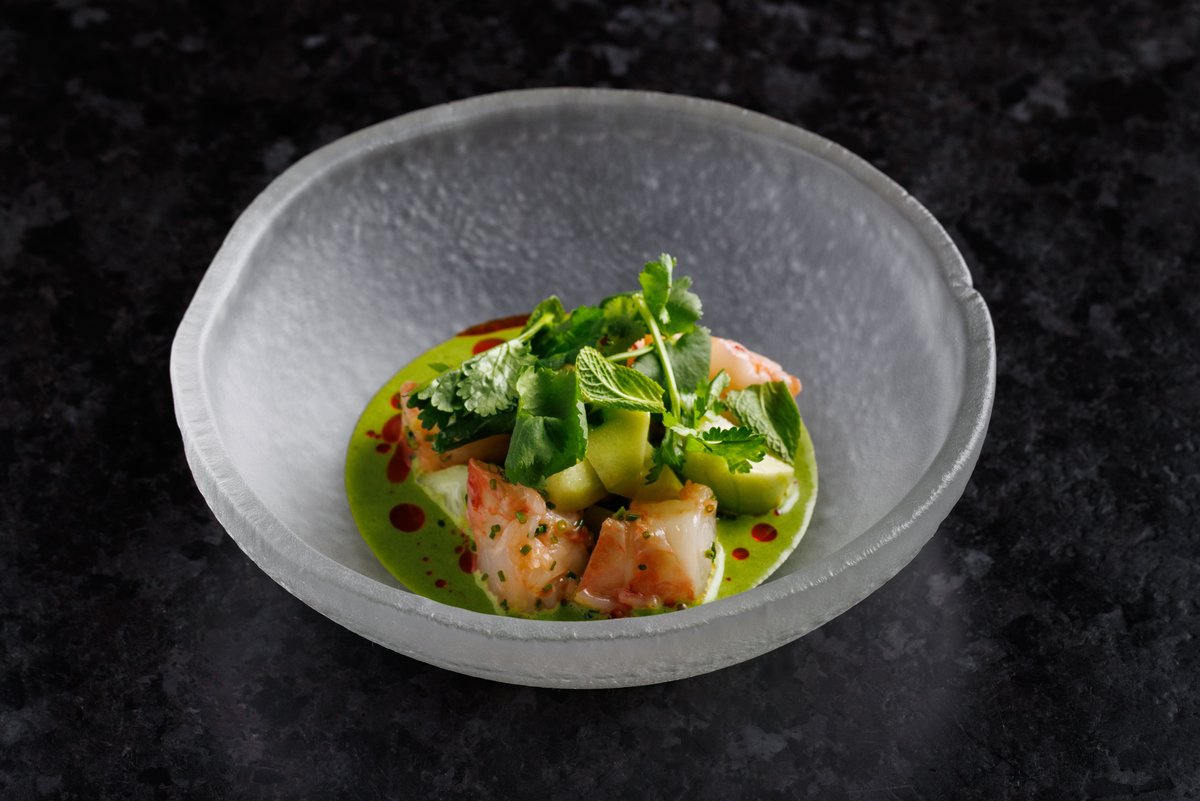 Севиче из креветки с огурцом и соусом из зелёного чили и лайма