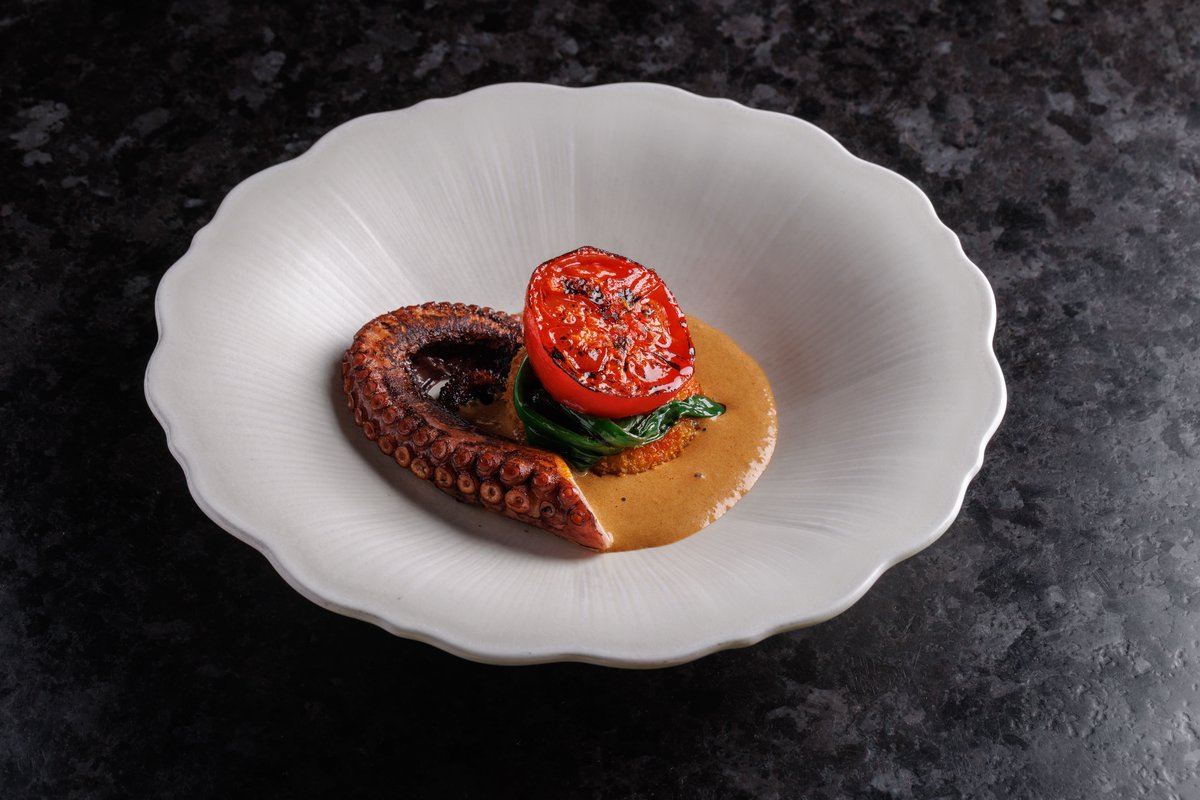 Жареный осьминог с томатом и сливочным корейским барбекю