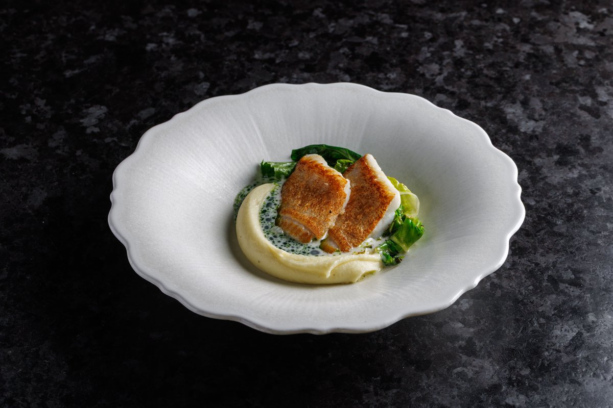 Камбала с жареным ромейном и сливочным даши