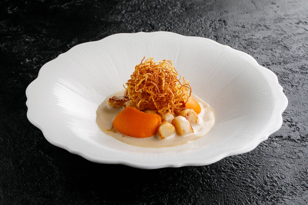 Гребешки с трюфельным понзу и кремом из моркови