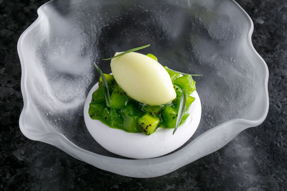 Павлова с киви и сорбетом из кактуса