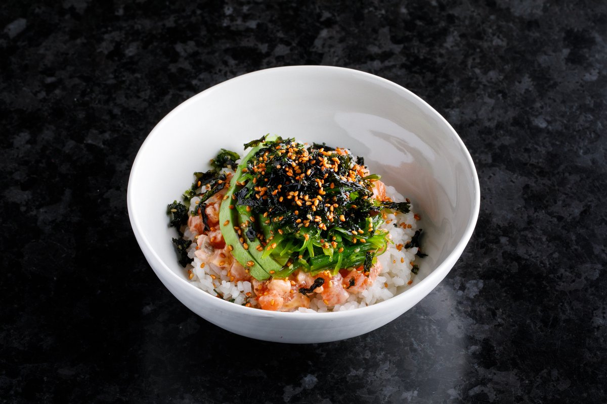 Поке с обожженным лососем, авокадо и чуккой