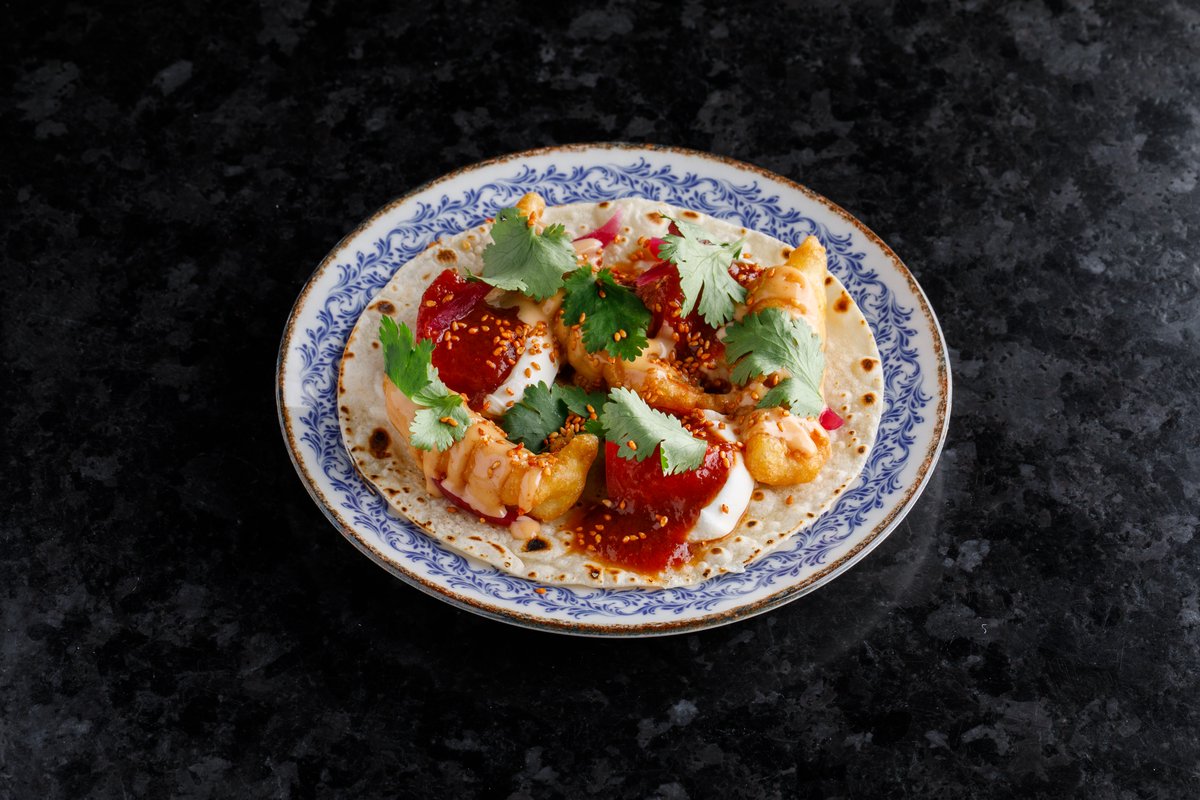 Тако с креветками и томатами