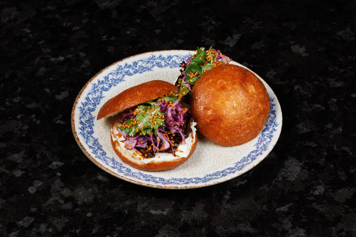 Жареный бао с телячьей щекой