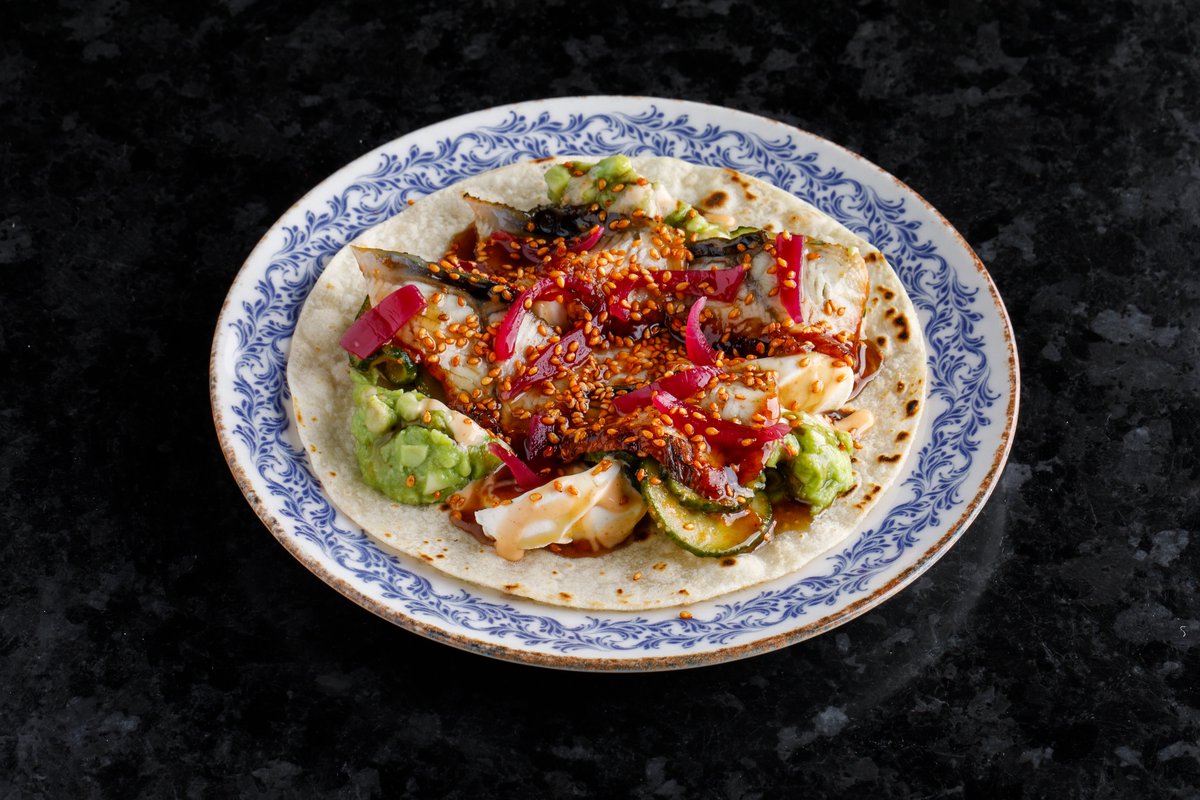 Тако с угрем, огурцом и сливочным сыром