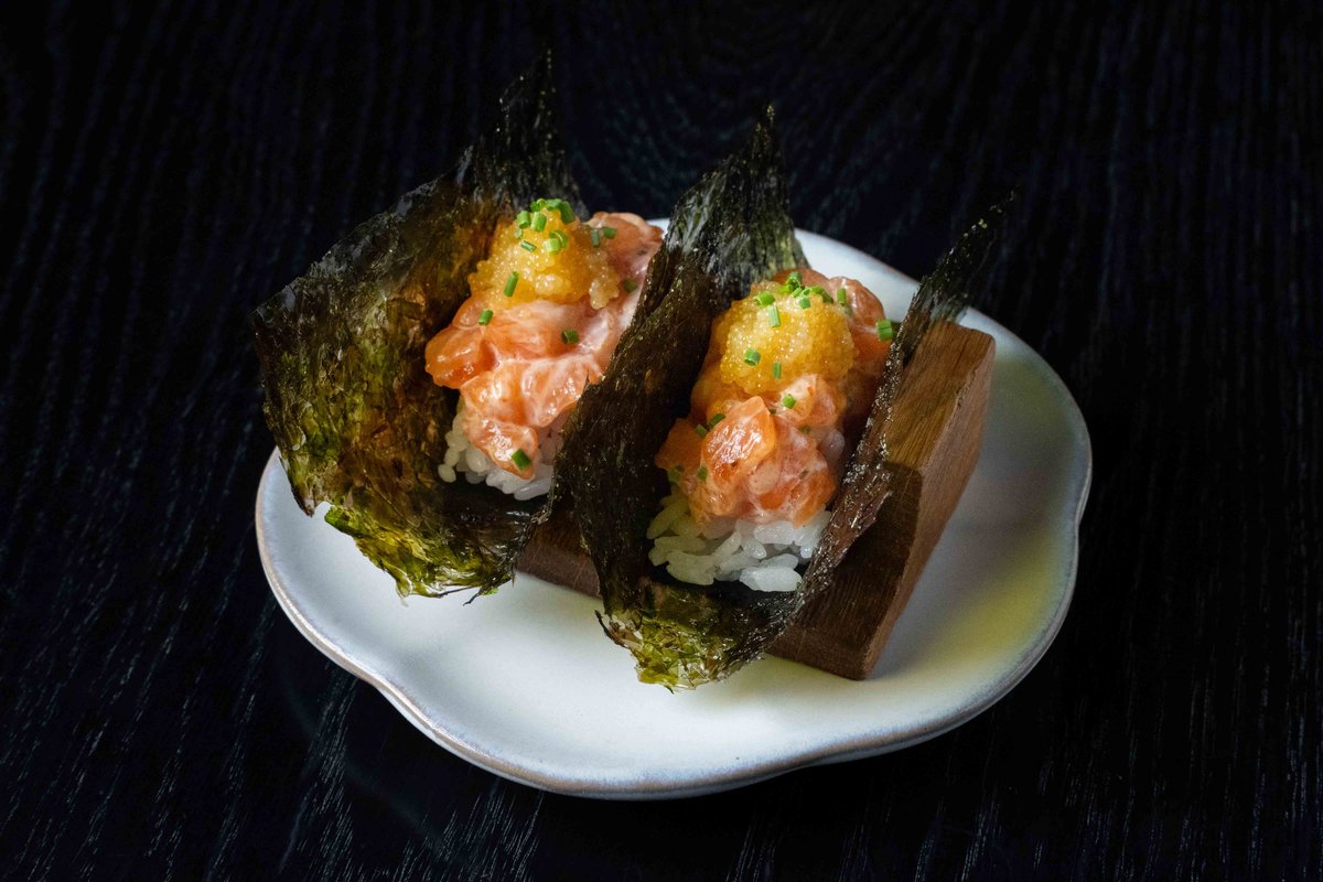 Лосось спайси со щучьей икрой