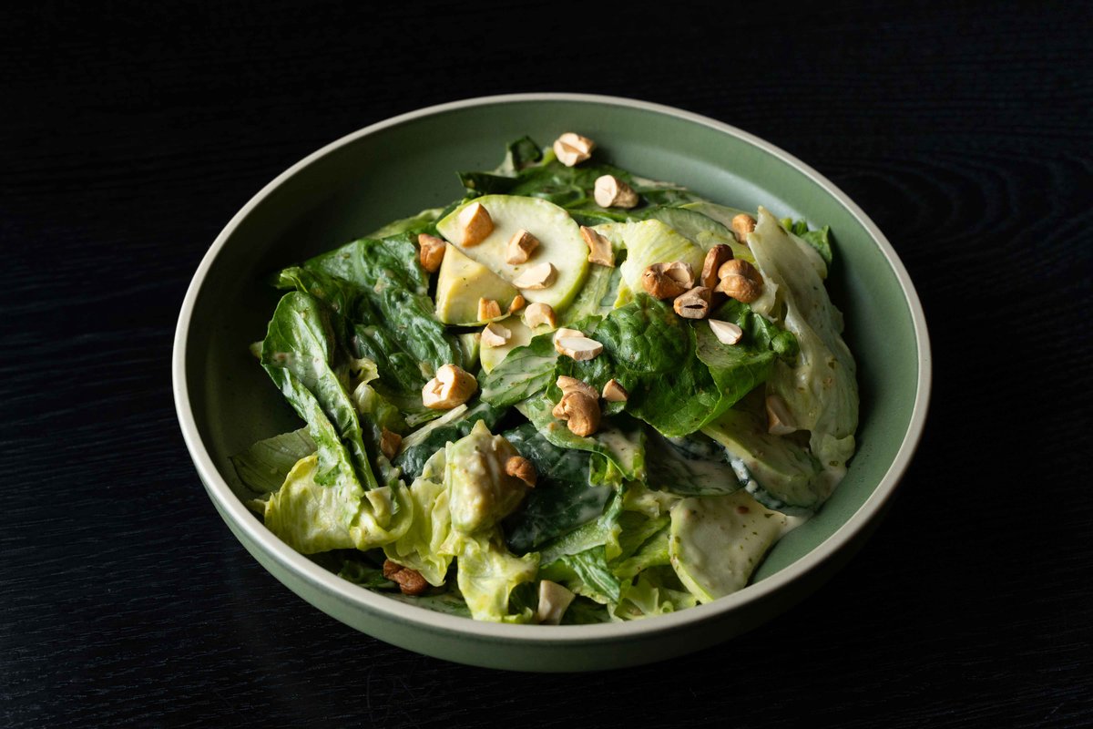 Зеленый салат с авокадо в кунжутном соусе